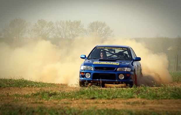 Rallye fahren (Subaru Impreza STI - 5 Rdn) in der Nähe von Sopron