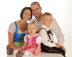 Familien Fotoshooting Wiener Neustadt - in Ca. 2 Stunden Familien Fotoshooting Wiener Neustadt - in Ca. 2 Stunden