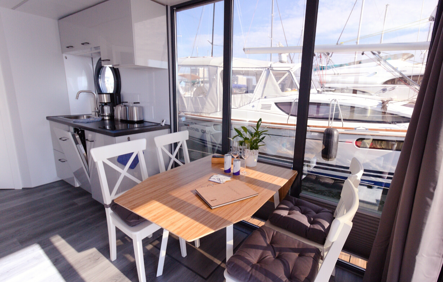 5 Tage (4 Übernachtungen) 5 Hausboot Übernachtung Schleswig für 4 (4 Nächte) in Mitzubringen: Bettwäsche und Handtücher