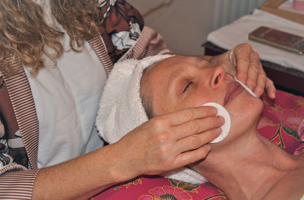 Anti Aging Behandlung Rosenheim (1,5 Std.) - Tschüss, Fältchen! Ab zur Anti-Aging-Behandlung in Stephanskirchen Anti Aging Behandlung Rosenheim (1,5 Std.) - Tschüss, Fältchen! Ab zur Anti-Aging-Behandlung in Stephanskirchen