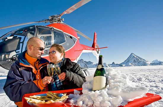 Helikopterflug mit Gletscherfrühstück in den Schweizer Alpen für 2 - Die exklusivste Art, die Champagnerkorken fliegen zu lassen! in Balzers