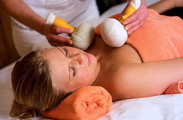 Kräuterstempelmassage Bad Füss...