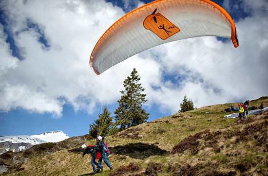 Pärchenflug mit 2 Gleitschirmen Schweiz...