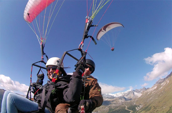 Pärchenflug mit 2 Gleitschirmen Schweiz...