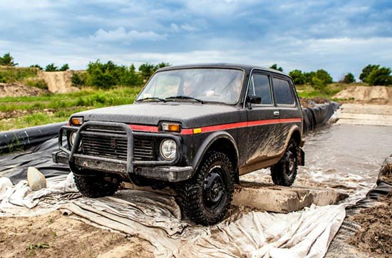 Geländewagen fahren im Offroad...