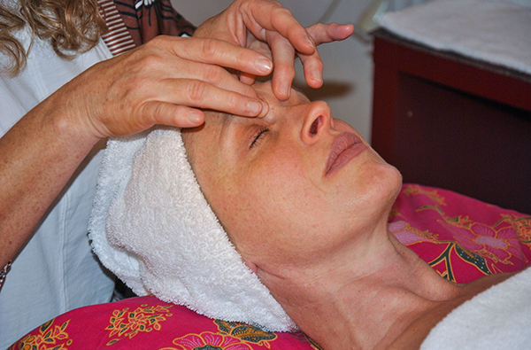 Beautyanwendung mit Massage Mü...