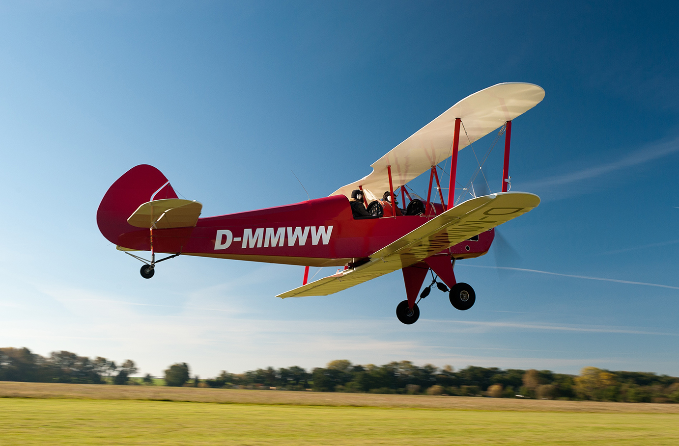 Rundflug im offenen Doppeldecker – Wie einst die tollkühnen Männer in ihren fliegenden Kisten. Rundflug im offenen Doppeldecker – Wie einst die tollkühnen Männer in ihren fliegenden Kisten.