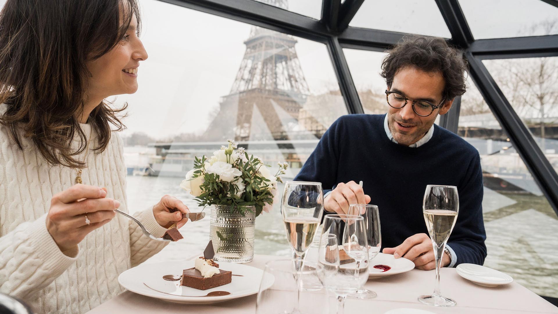 Bootsfahrt auf der Seine in Paris mit Mittagessen Bootsfahrt auf der Seine in Paris mit Mittagessen