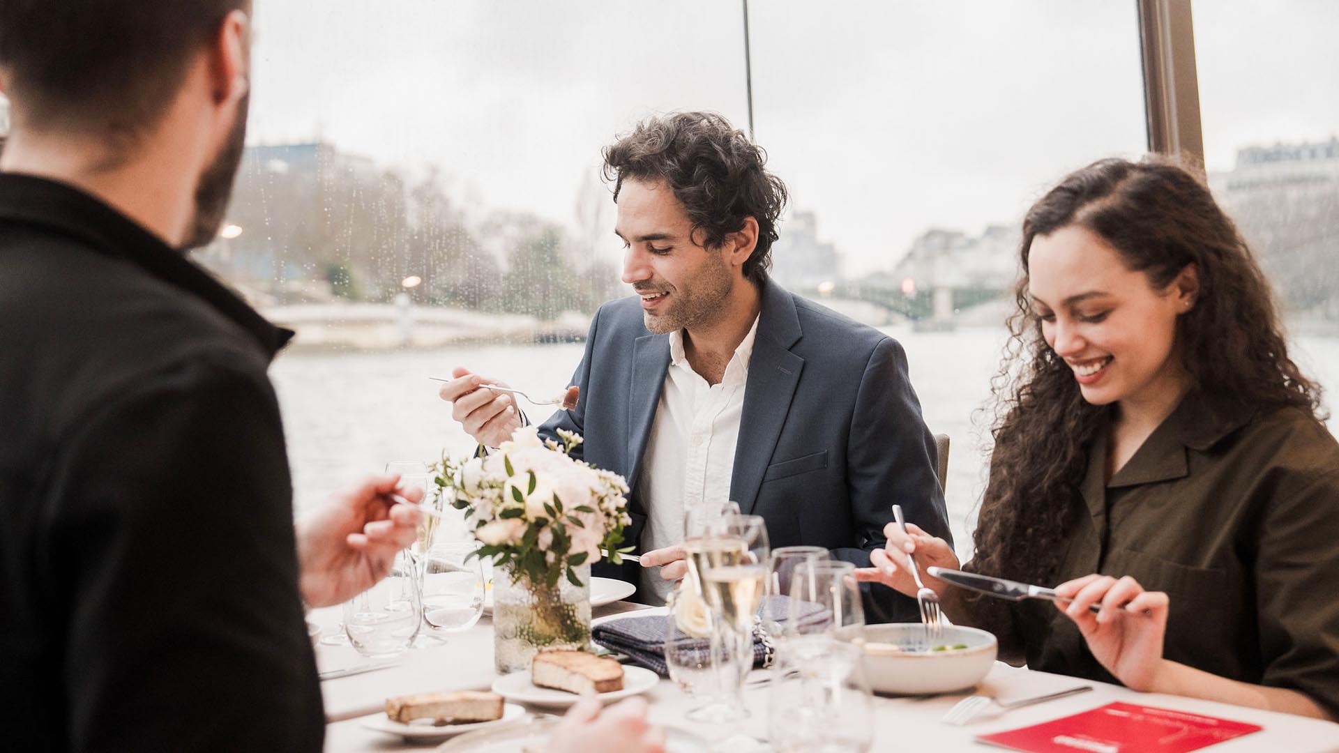 Bootsfahrt auf der Seine in Paris mit Dinner Bootsfahrt auf der Seine in Paris mit Dinner