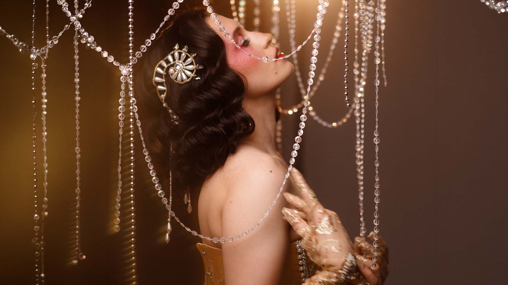 Burlesque Fotoshooting Oldenburg –  in Mitzubringen: verschiedene Outfits Wird gestellt: Requisiten (z.B. Federboa, Handschuhe, Zylinder)