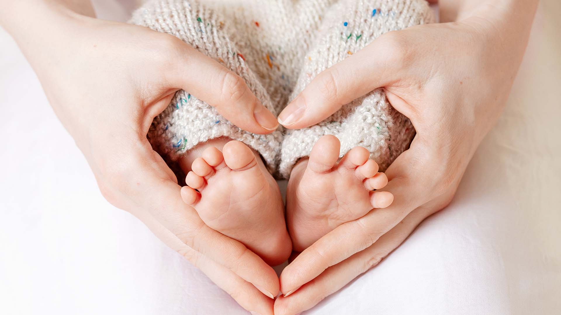 Baby Fotoshooting Oldenburg –  in Mitzubringen: verschiedene Outfits für das Baby, Spielzeuge