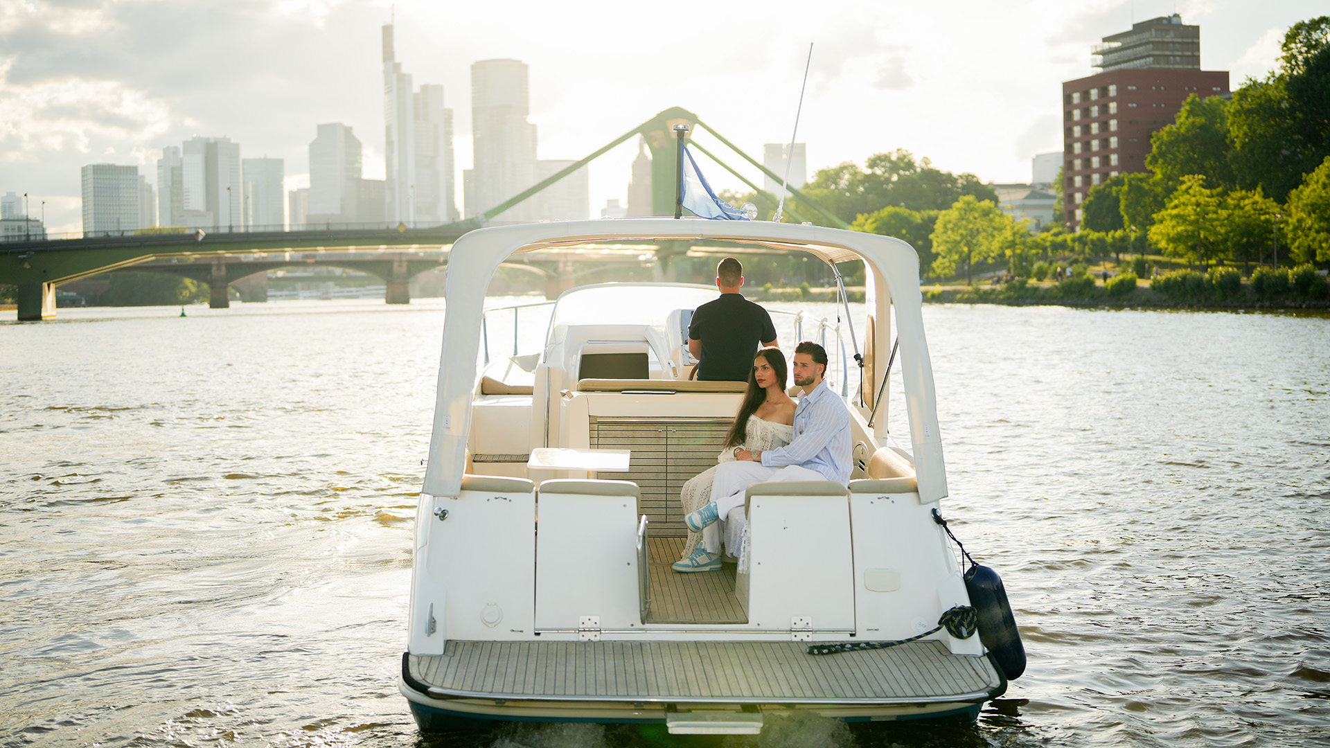 Bootsfahrt Frankfurt am Main für 2 – Jetzt erleben! Bootsfahrt Frankfurt am Main für 2 – Jetzt erleben!