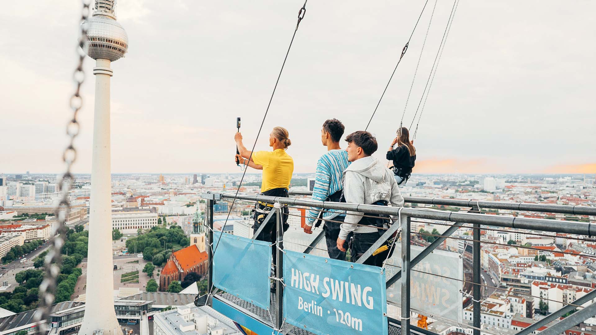 Skywalk Berlin - Extremer Blick über Berlins Skyline Skywalk Berlin - Extremer Blick über Berlins Skyline