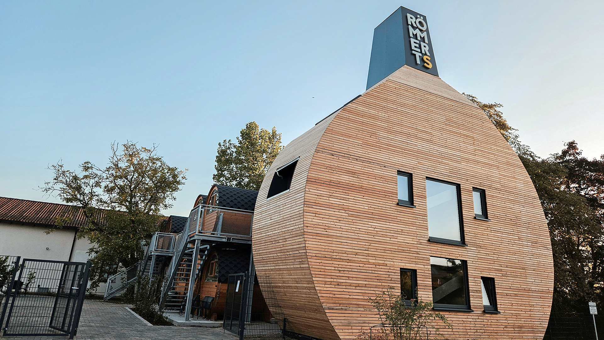 Außergewöhnlich Übernachten im Bocksbeutel für 2 (1 Nacht) – Jetzt erleben! in Volkach Außergewöhnlich Übernachten im Bocksbeutel für 2 (1 Nacht) – Jetzt erleben! in Volkach