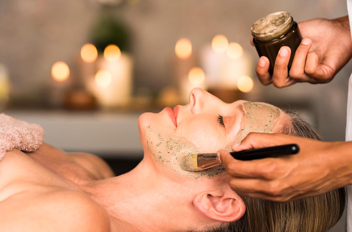 Algenpeeling mit japanischer Gesichtsmas...