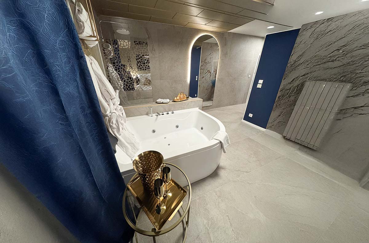 Außergewöhnlich Übernachten im Erotik-Apartment Goldene Versuchung Vlotho für 2 (1 Nacht) - Goldene Auszeit im Luxusapartment Vlotho