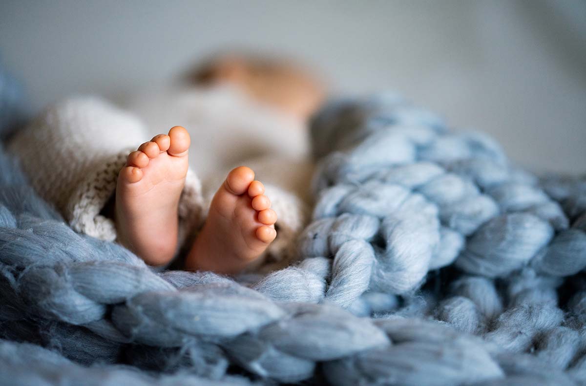 Baby Fotoshooting Oldenburg -  in Mitzubringen: verschiedene Outfits für das Baby, Spielzeuge