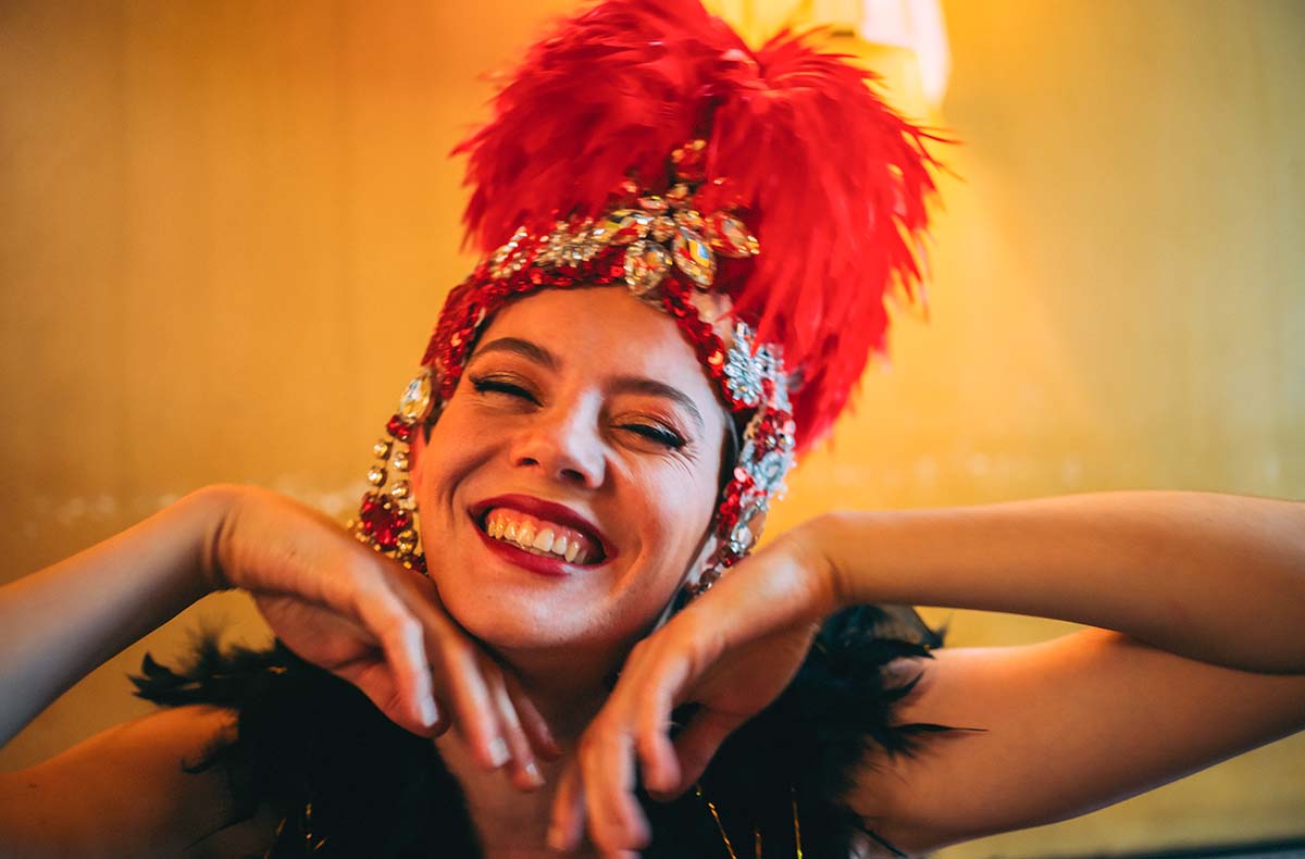 Burlesque Fotoshooting Oldenburg -  in Mitzubringen: verschiedene Outfits Wird gestellt: Requisiten (z.B. Federboa, Handschuhe, Zylinder)