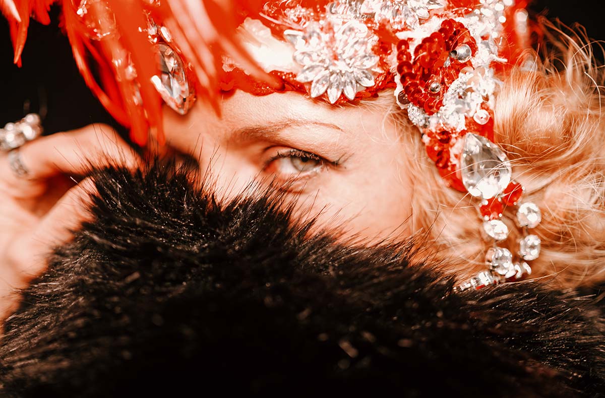 Burlesque Fotoshooting Oldenburg -  in Mitzubringen: verschiedene Outfits Wird gestellt: Requisiten (z.B. Federboa, Handschuhe, Zylinder)