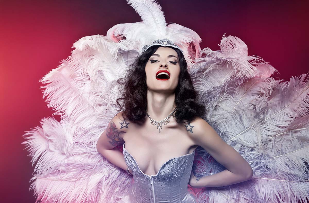 Burlesque Fotoshooting Oldenburg -  in Mitzubringen: verschiedene Outfits Wird gestellt: Requisiten (z.B. Federboa, Handschuhe, Zylinder)