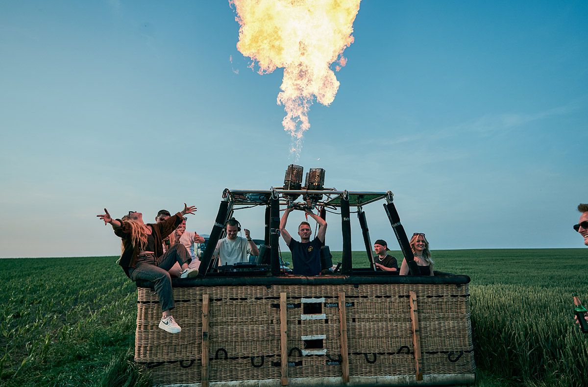 DJ im Ballon - Party auf 1000 Metern (9 Personen) - House-Beats und Höhenluft in Ulm DJ im Ballon - Party auf 1000 Metern (9 Personen) - House-Beats und Höhenluft in Ulm