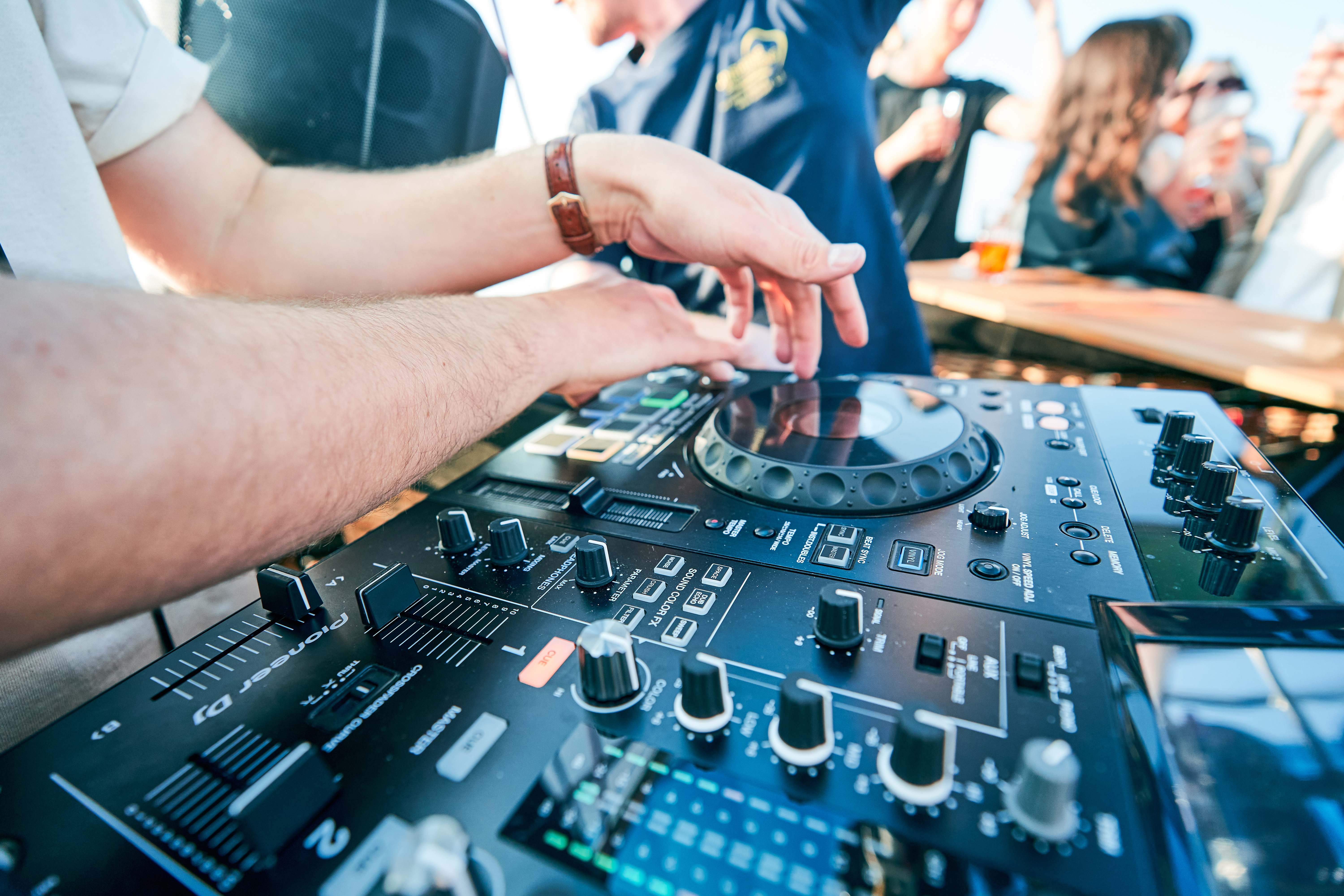 DJ im Ballon - Party auf 1000 Metern (9 Personen) - House-Beats und Höhenluft in Ulm DJ im Ballon - Party auf 1000 Metern (9 Personen) - House-Beats und Höhenluft in Ulm
