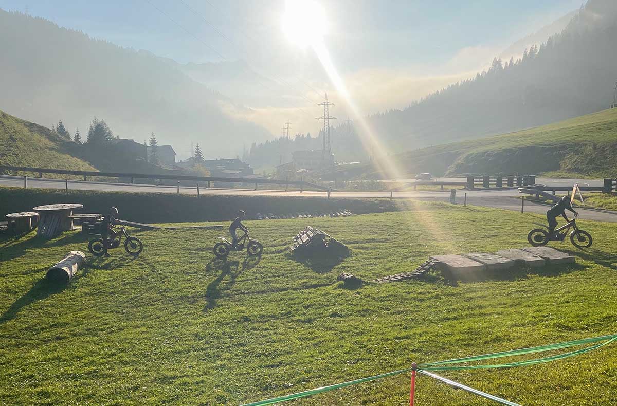 E-Trial fahren Stuben am Arlberg (20 Min.) - Elektrische Balance in alpiner Bergluft E-Trial fahren Stuben am Arlberg (20 Min.) - Elektrische Balance in alpiner Bergluft