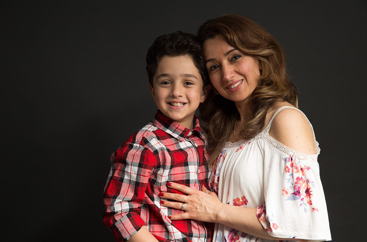 Familien Fotoshooting Düsseldorf -  in Mitzubringen: Individuelle Kleidung, Accessoires nach Wunsch (z.B. Brillen, Hüte, Spielzeug für Kinder) Wird gestellt: Professionelles Kameraequipment, Lichttechnik, ggf. Requisiten