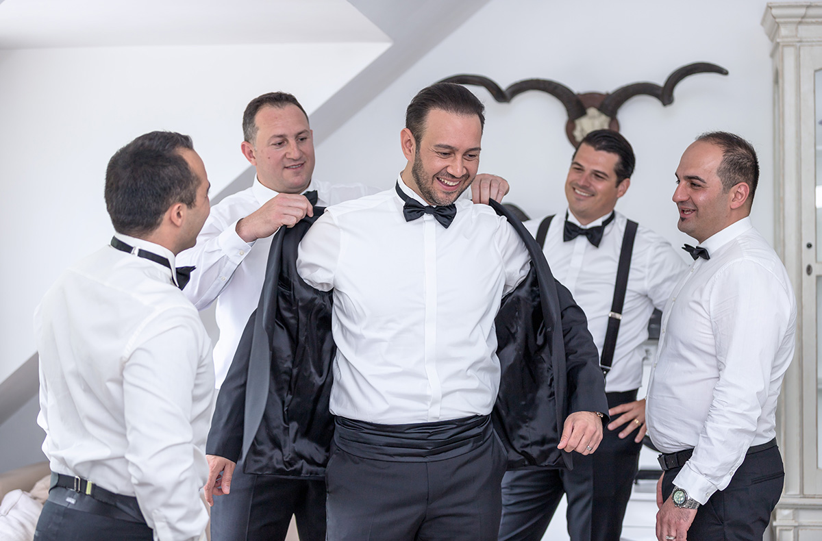 Freunde Fotoshooting Düsseldorf -  in Mitzubringen: Eigene Outfits zum Wechseln, abgestimmte Kleidung oder ein gemeinsames Farbkonzept, persönliche Accessoires wie Sonnenbrillen, Hüte, Blumen oder kleine Requisiten sind ebenfalls willkommen Wird gestellt: professionelles Kamera- und Lichtequipment, verschiedene Hintergründe im Studio sowie Requisiten wie Sitzmöbel, Deko-Elemente oder Schilder je nach Wunsch und Verfügbarkeit