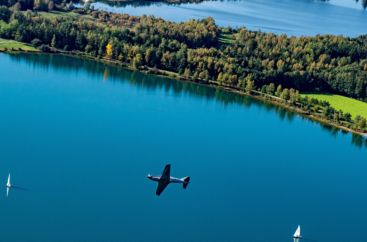 Jet-Trainer selber fliegen Lübeck (30 Min.) - Adrenalin über Lübeck selbst steuern Jet-Trainer selber fliegen Lübeck (30 Min.) - Adrenalin über Lübeck selbst steuern