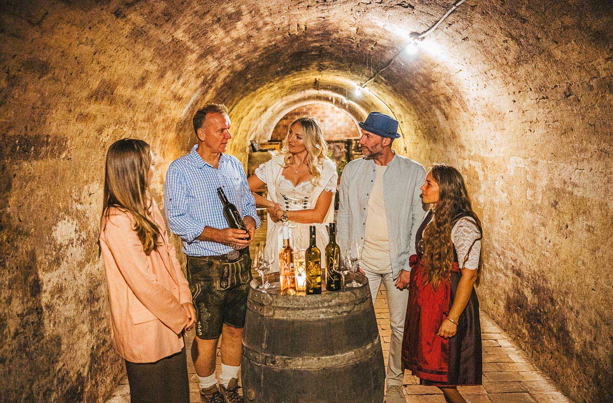 Kurzurlaub im Weinfass für 4 Grub an de... Kurzurlaub im Weinfass für 4 Grub an de...