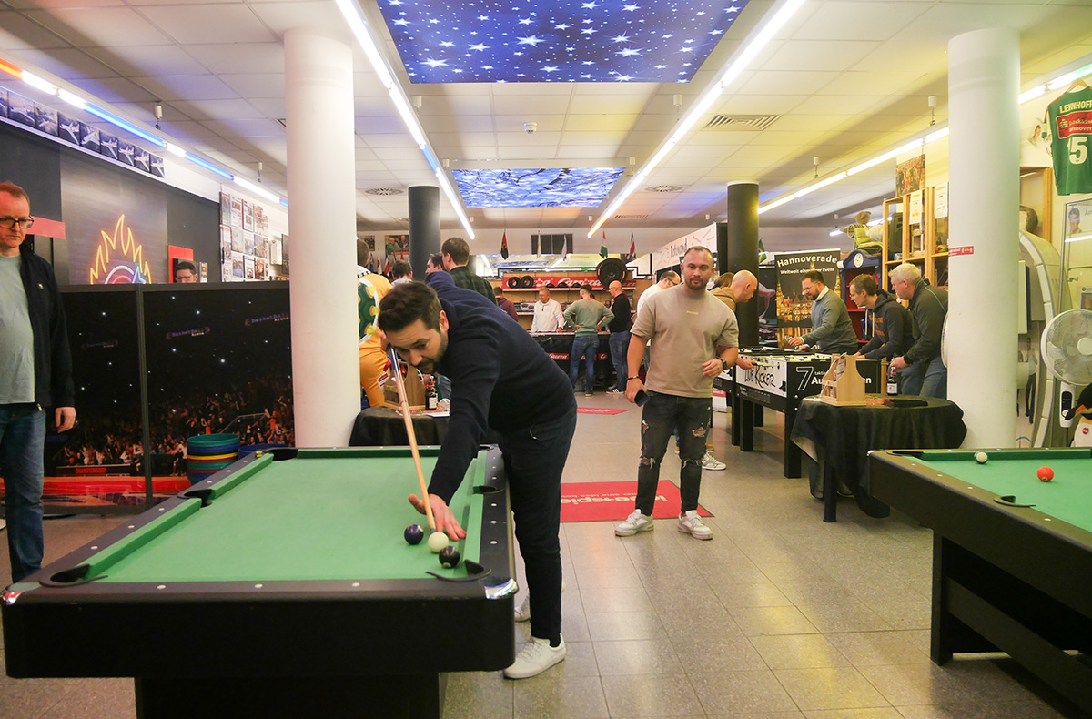 Männerabend im Spielzeugladen