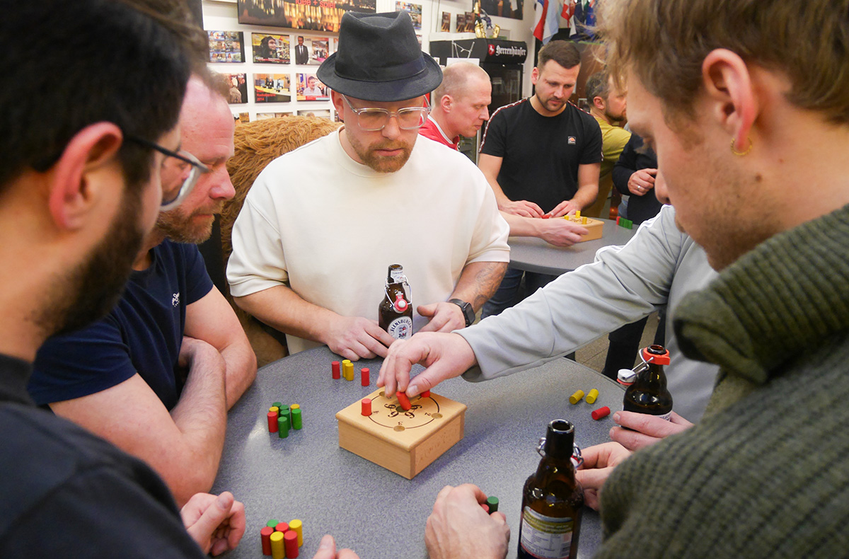 Männerabend im Spielzeugladen