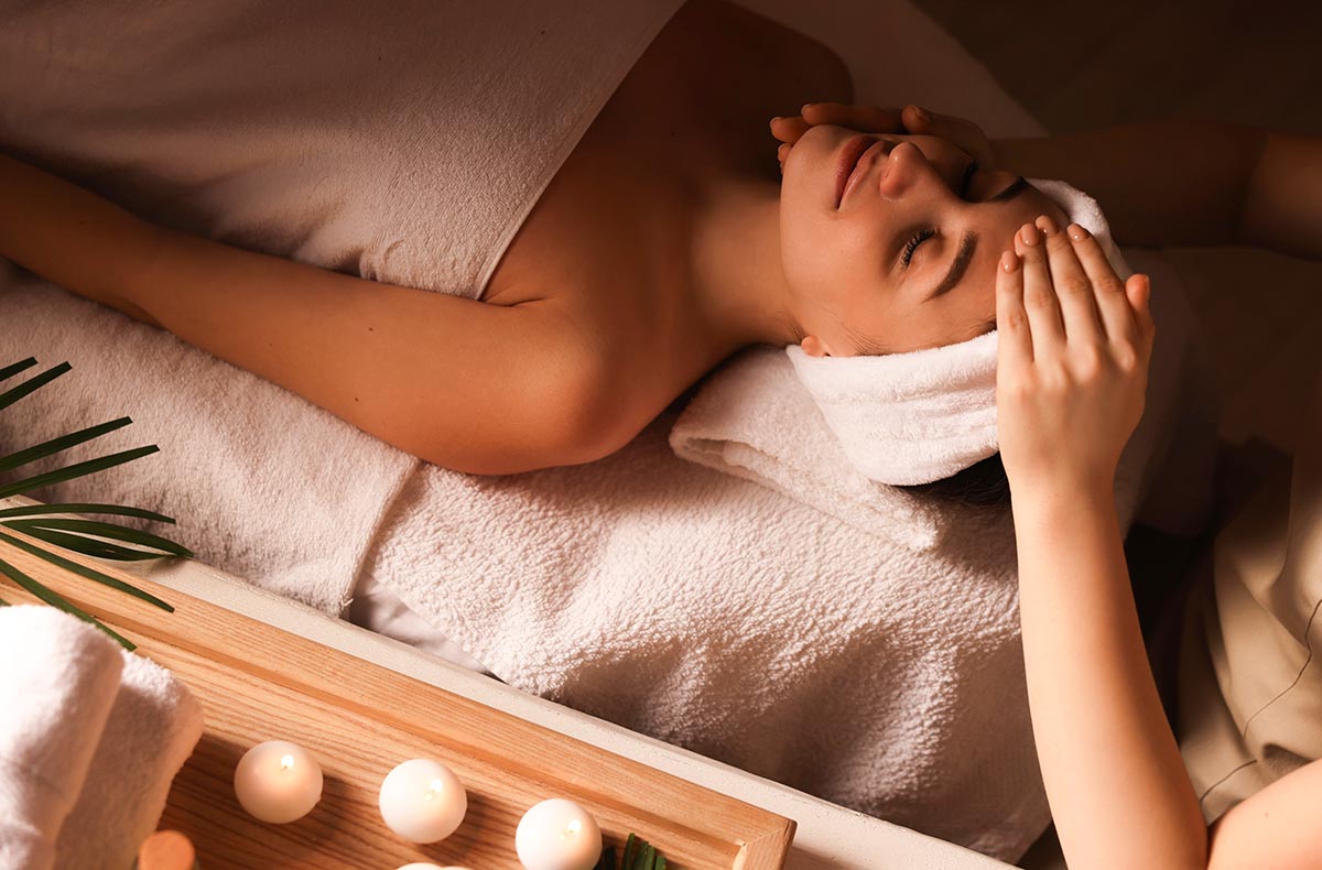 Rücken- und Nackenmassage mit Wärme Ba...