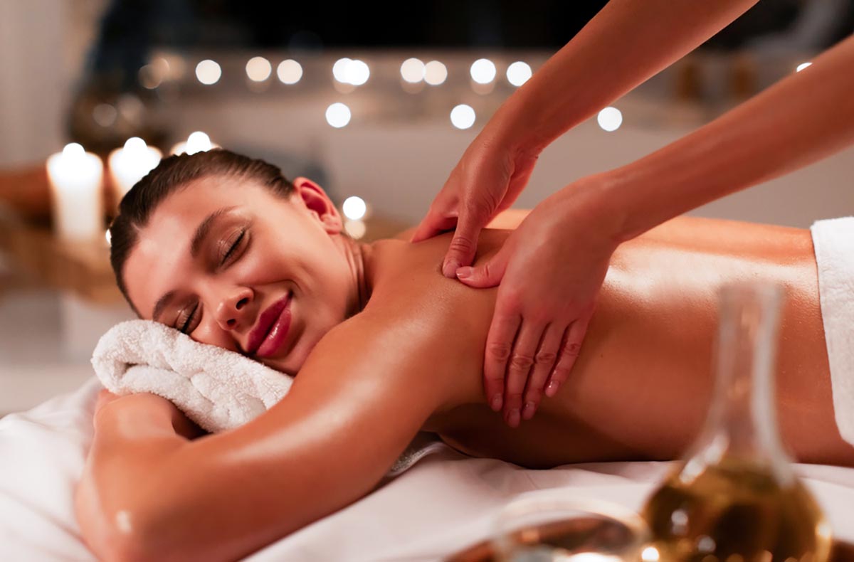 Rücken- und Nackenmassage mit Wärme Ba...