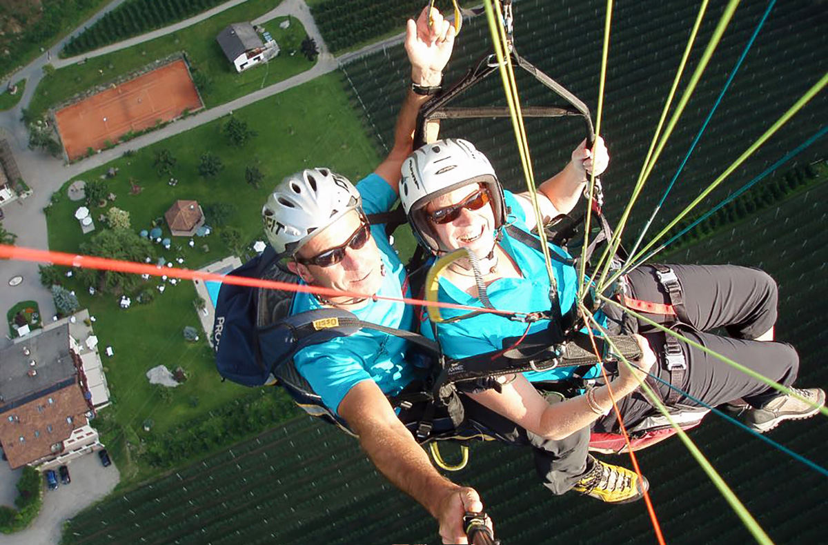 Pärchenflug mit 2 Gleitschirmen Saltaus Pärchenflug mit 2 Gleitschirmen Saltaus