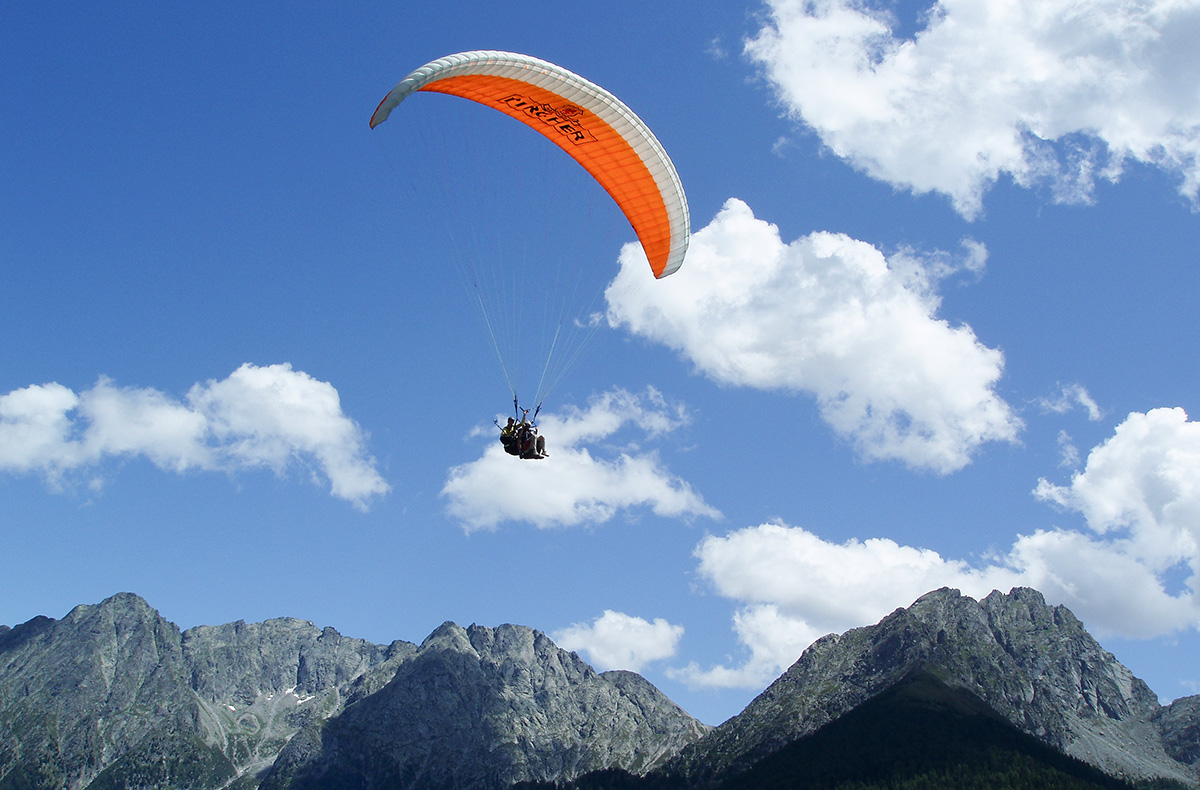 Pärchenflug mit 2 Gleitschirmen Saltaus Pärchenflug mit 2 Gleitschirmen Saltaus