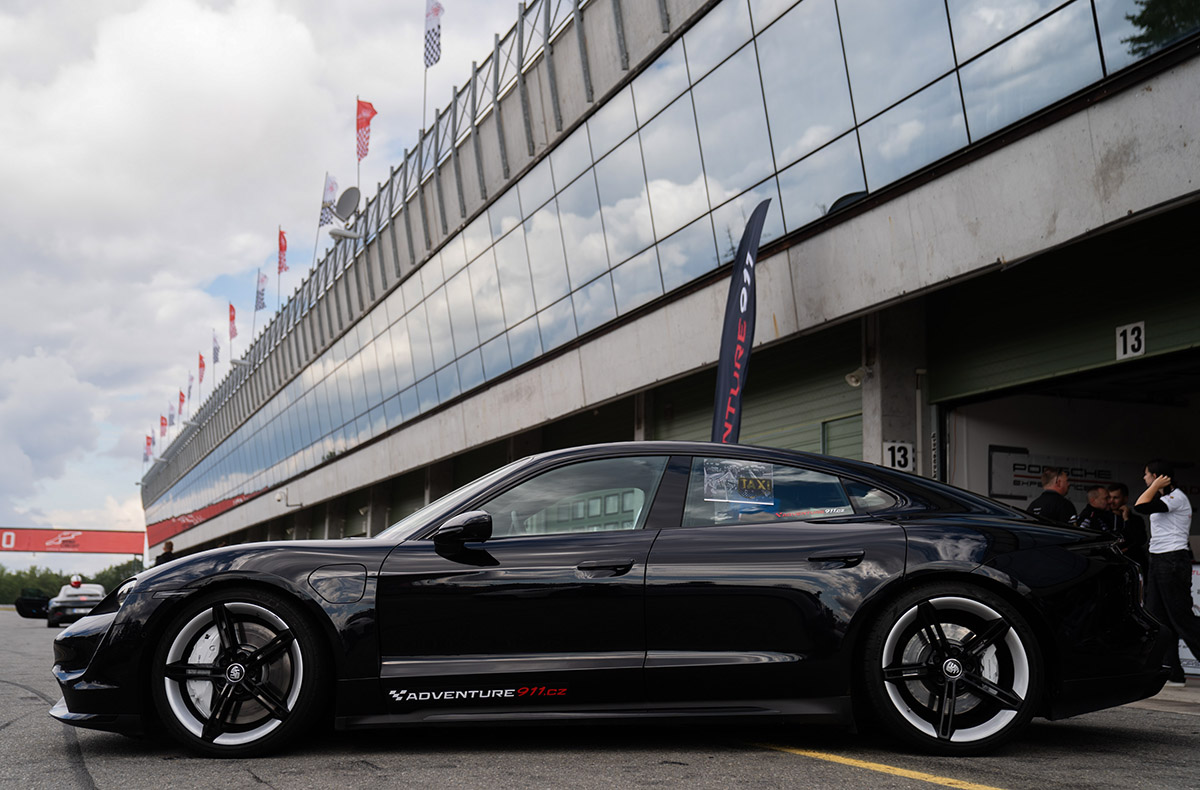 Renntaxi (Porsche Taycan)