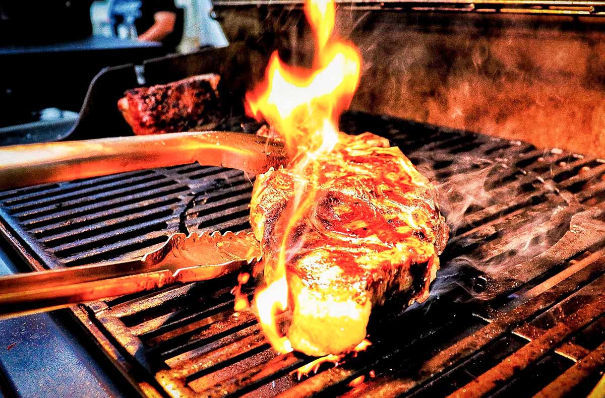 Exklusiver Rundflug mit Wagyu-Steak BBQ ...