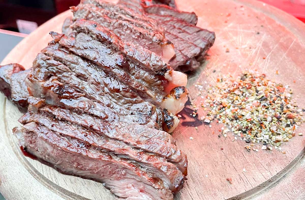 Exklusiver Rundflug mit Wagyu-Steak BBQ ...