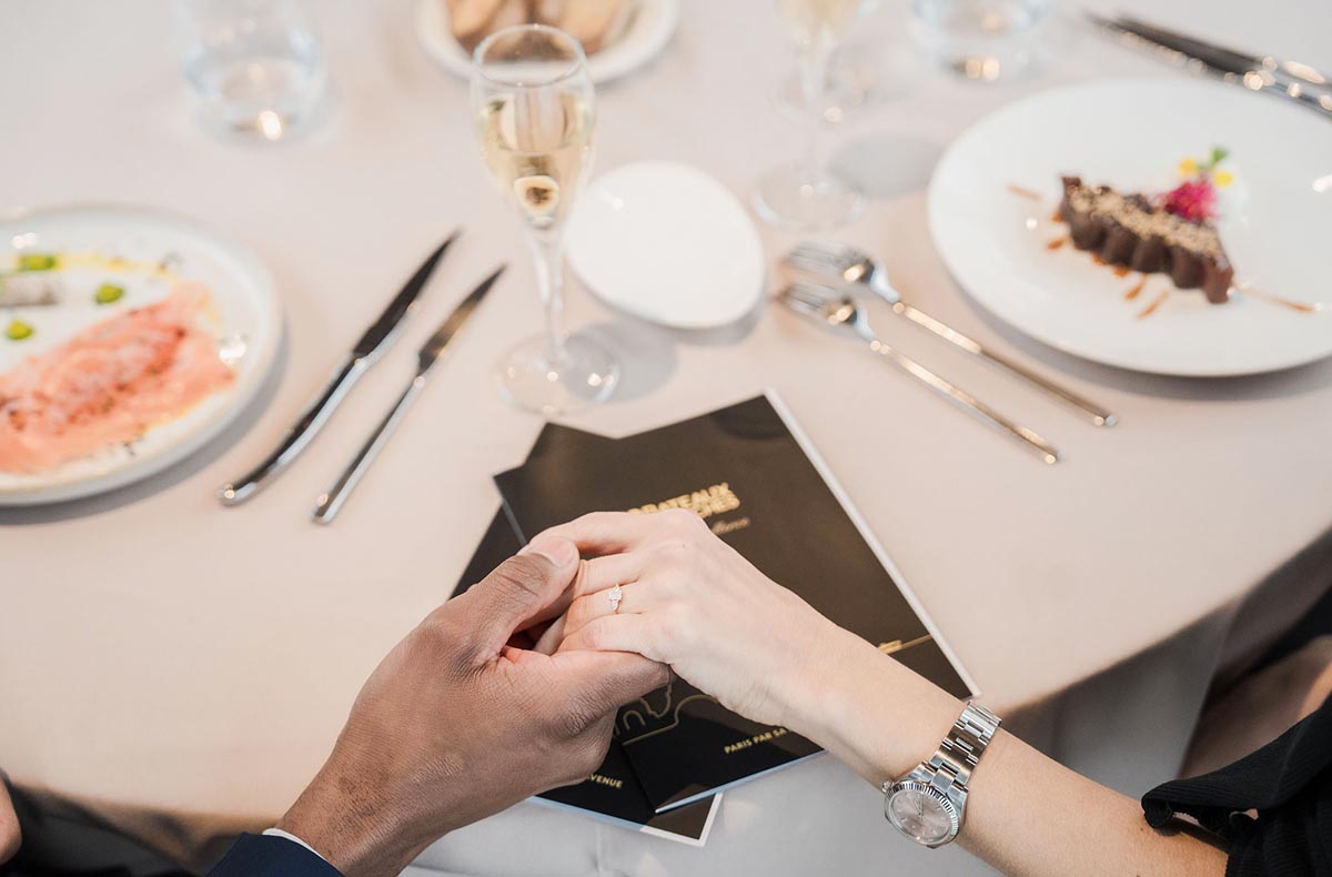 Bootsfahrt auf der Seine in Paris mit Dinner Bootsfahrt auf der Seine in Paris mit Dinner