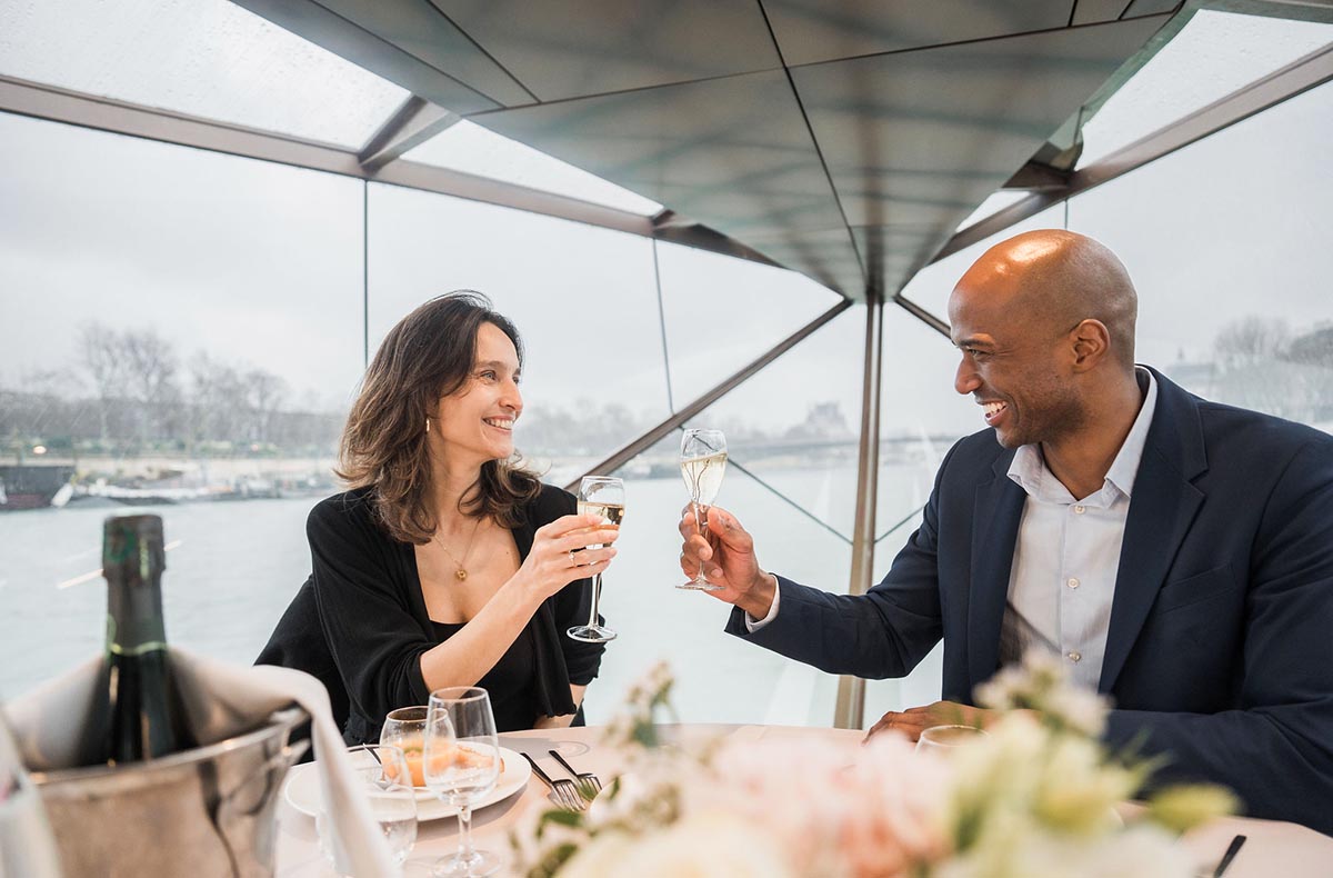 Bootsfahrt auf der Seine in Paris mit Dinner Bootsfahrt auf der Seine in Paris mit Dinner