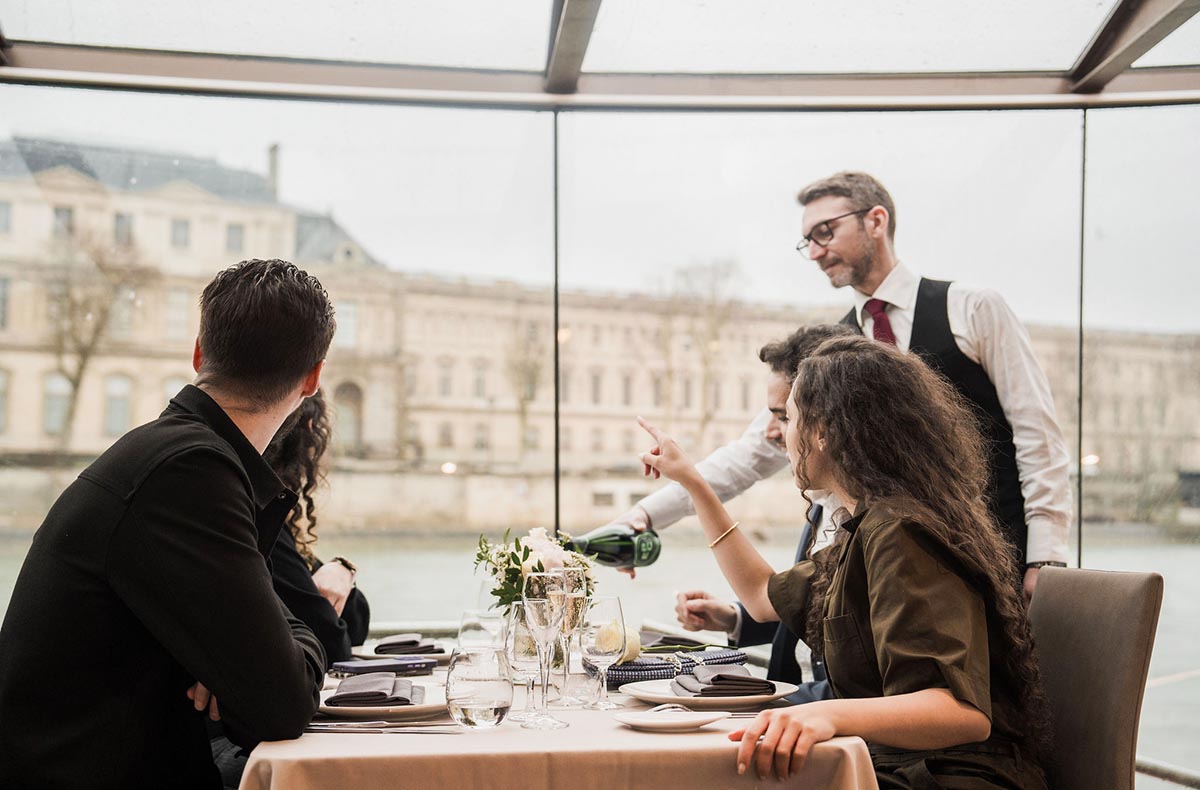Bootsfahrt auf der Seine in Paris mit Dinner Bootsfahrt auf der Seine in Paris mit Dinner