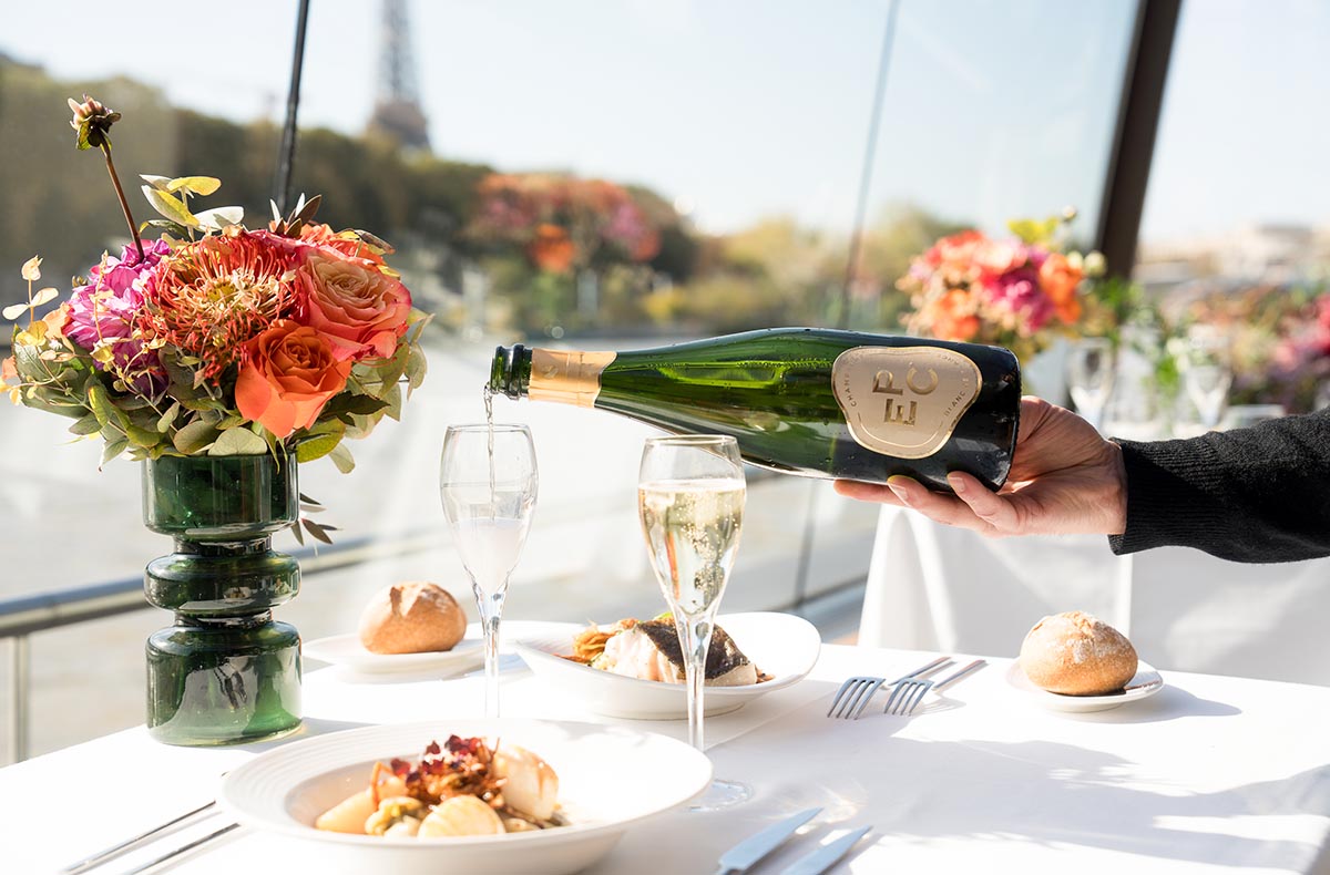 Bootsfahrt auf der Seine in Paris mit Mittagessen Bootsfahrt auf der Seine in Paris mit Mittagessen