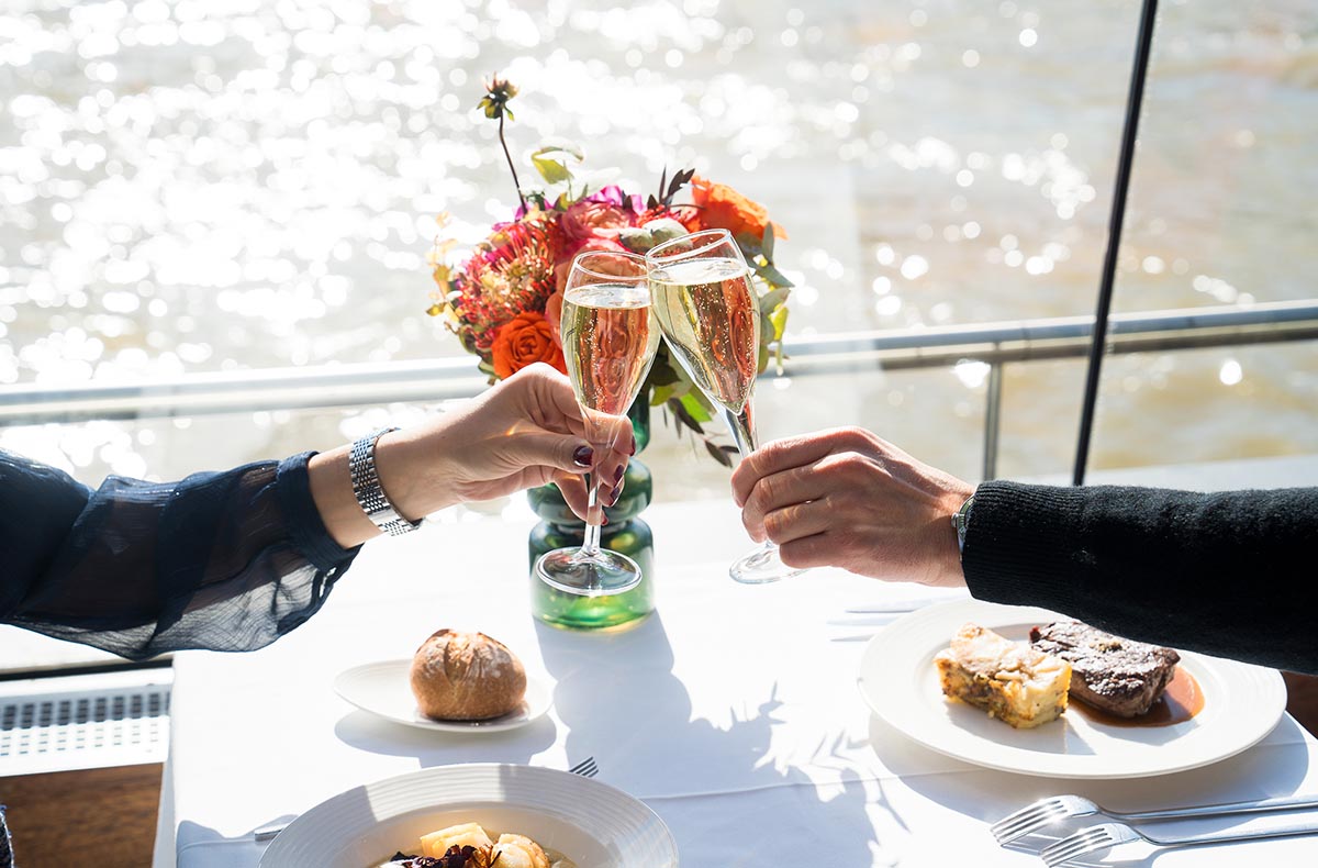 Bootsfahrt auf der Seine in Paris mit Mittagessen Bootsfahrt auf der Seine in Paris mit Mittagessen