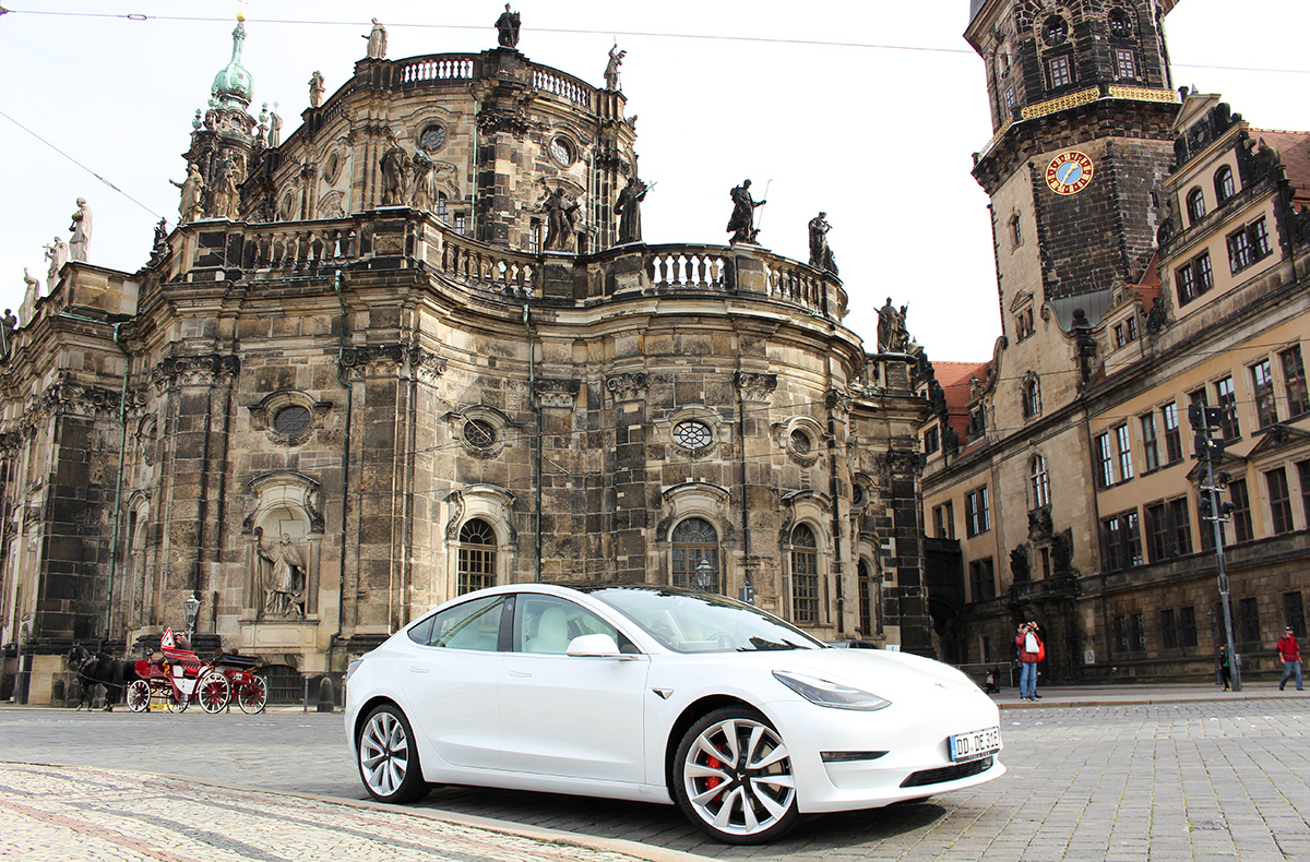 Tesla Model 3 Performance mieten Dresden (1 Tag) - Tesla Power erleben: Dresden elektrisch erobern