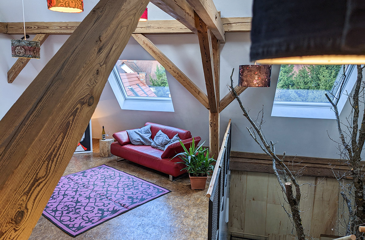 Übernachten im Indoor Tiny Hou...