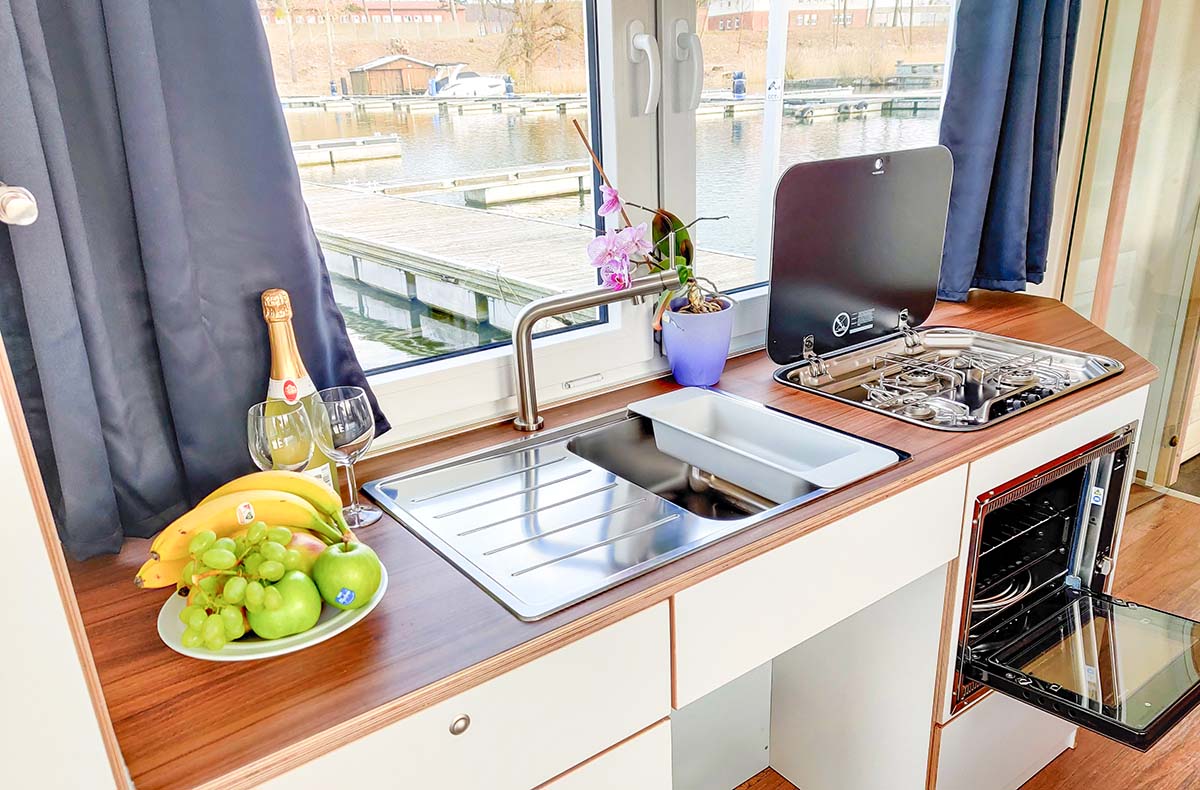 4 Tag(e) Übernachtung auf dem Hausboot mit Sauna Rechlin (3 Nächte) 4 Tag(e) Übernachtung auf dem Hausboot mit Sauna Rechlin (3 Nächte)