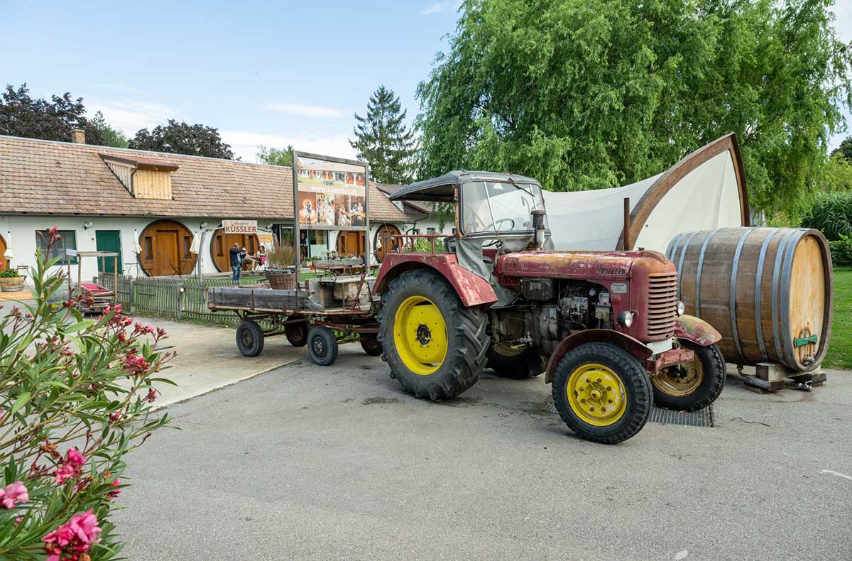 Übernachtung im Weinfass für 4 Grub an... Übernachtung im Weinfass für 4 Grub an...