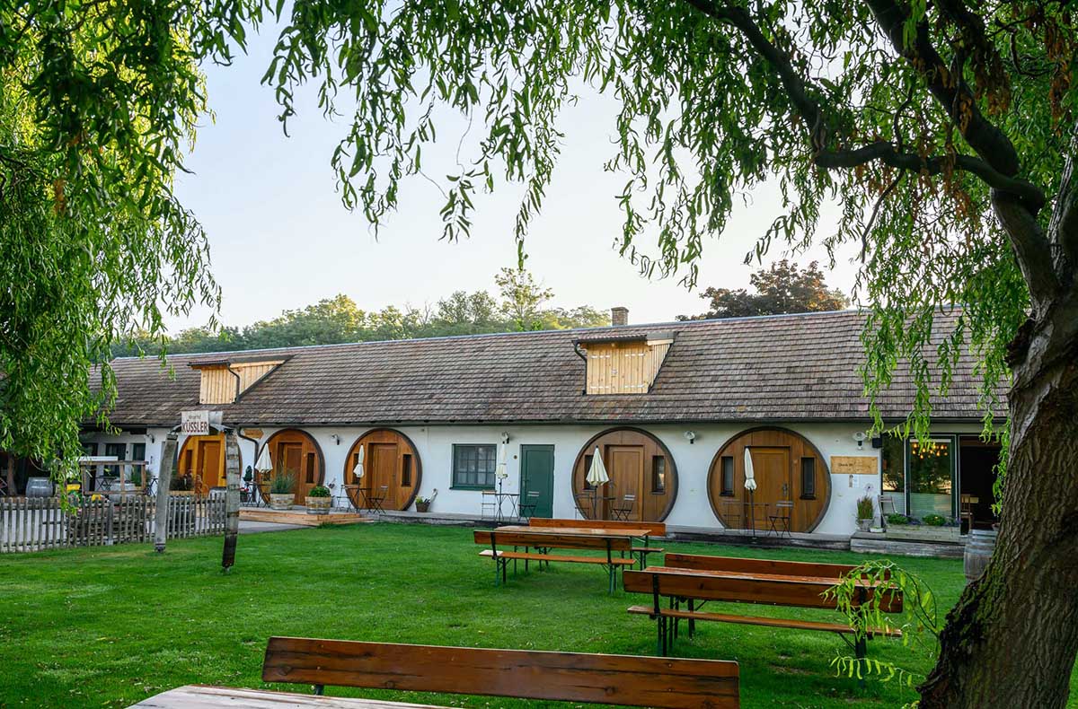 Übernachtung im Weinfass Deluxe mit Wellness Grub an der March Übernachtung im Weinfass Deluxe mit Wellness Grub an der March